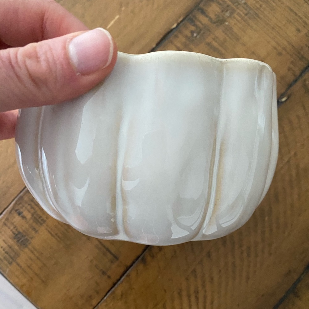 POTTERY BARN Off white gourd shape bowl, set of 4